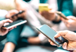 Ansia da telefonate: il 70% dei giovani preferisce messaggi e social