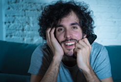 Ecco la correlazione tra Binge Watching e benessere emotivo