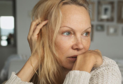 Pamela Anderson dice no al make-up: "Voglio essere me stessa"