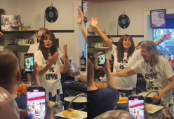 Ambra Angiolini canta e balla "T'appartengo" in un bar: video