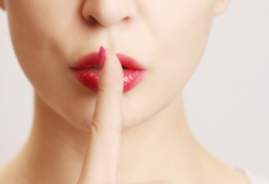 Le “bugie bianche” fanno bene alla coppia: lo studio