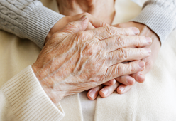 L'82% dei nipoti GenZ: "Non abbiamo tempo per i nonni"
