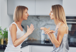 “Il marito della mia amica flirta con me: eppure lei incolpa me"