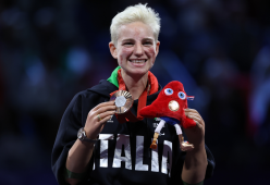 Bebe Vio vince il bronzo a Parigi e festeggia con Jovanotti