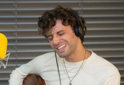 Mark Ambor canta dal vivo “Belong Together”