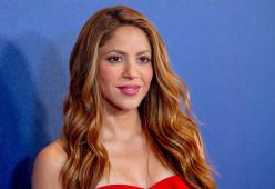 Shakira: fan “spia” sotto la gonna, la reazione di lei è virale