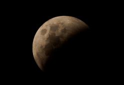 Occhi all’insù per l’eclissi parziale di Luna: ecco quando sarà