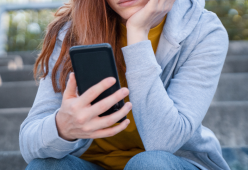 Adolescenti e social: il digital switching aumenta la noia