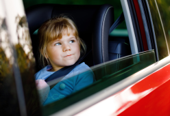 Bimba di 8 anni prende l’auto dei suoi: “Volevo fare la spesa”