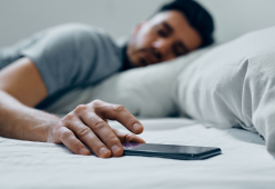 Smartphone a letto? Ecco perché danneggia il tuo sonno