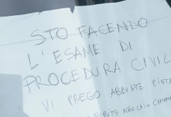 Parcheggia male l’auto: “Sto facendo l’esame, abbiate pietà”
