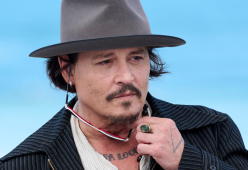 Johnny Depp fa visita ai bambini in ospedale vestito da Jack Sparrow
