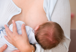 “Si è meritata la borsetta”, il trend che lascia regali per le mamme