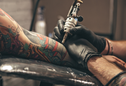 “Voglio essere una donna bionica”: spende 145mila euro in tatuaggi