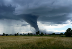 Cosa succede se vieni risucchiato da un tornado?