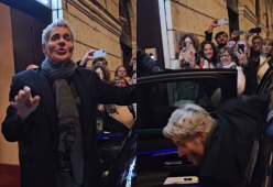 Fan fermano l’auto con a bordo Baglioni: la sua reazione è virale