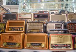 Un secolo di voci e musica: la radio festeggia il suo compleanno