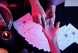 Si fa leggere la mano su Instagram gratis: la truffa da 14mila euro