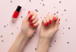 Non riesce a usare le mani dopo una manicure al gel: “Sempre fatta”
