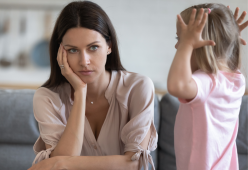 “Odio essere mamma, non ne posso più”: il racconto virale sui social