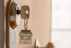 Furti in casa: come fa un ladro a capire che non ci siamo?