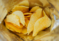 Perché i sacchetti di patatine sono sempre mezzi vuoti?