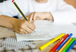 Il compito di matematica è un enigma: papà chiede aiuto al web