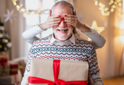 “Nipoti di Babbo Natale”: torna l’iniziativa che realizza i desideri degli anziani