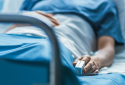Dichiarato morto si sveglia prima della cremazione: il caso