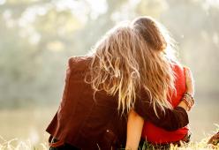 Pubblica un video con la madre: “Anche io sarò una MILF”