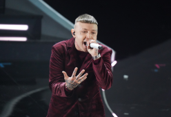 Lazza contro i cellulari durante i concerti: “Voglio vedervi attivi”