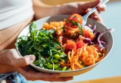 Abbuffate natalizie, la dieta dell’esperto per mantenere la linea