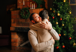 Scopre che Babbo Natale non esiste: il padre lo promuove “capo elfo”