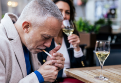 Il 1° gennaio 2025 scatta il divieto di fumo all’aperto a Milano