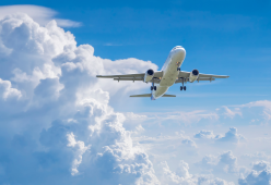 Pilota d’aereo va ad abbracciare una passeggera: “Mi ha salvato”