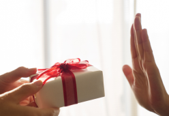 Delusa dal regalo del fidanzato milionario: “Non so se andare avanti”
