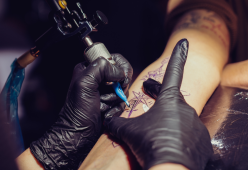 Tatuaggi, quanto entra in profondità l’inchiostro nella pelle?