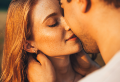 Le rosse fanno più sesso e provano più piacere, secondo la scienza