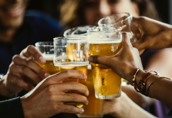“Bagni di birra” nelle spa: sono davvero utili per la pelle?
