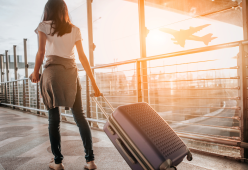 “Evita pantaloncini in aereo”: i consigli per viaggiare in sicurezza