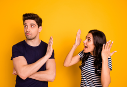 Come capire se non piaci a qualcuno: i 5 segnali rivelatori