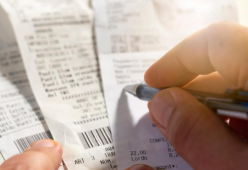 Toccare gli scontrini del supermercato è pericoloso per la salute?