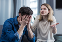 Mandare a ca***e marito traditore è reato? Cosa dice la Cassazione