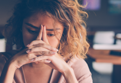 “La mia amica dorme con i miei genitori”: la storia shock