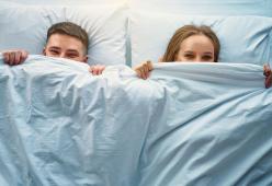 Fare peti davanti al partner è segno di una relazione forte