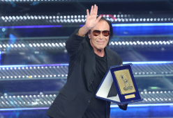 Antonello Venditti ospite a Sanremo: ovazione e premio alla carriera!