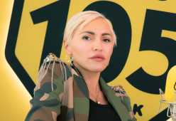 Serena Brancale suona e canta in diretta a 105 Take Away