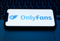 Lascia il dottorato e apre un account OnlyFans: la storia è virale