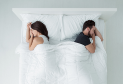 No al pigiama a letto: abbassa il desiderio e l’intimità di coppia