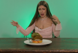“Le Iene”, influencer assaggiano i 5 cibi più disgustosi al mondo